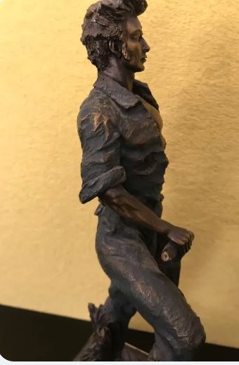 Statuie semnata M. Senserrich, reprezentand un tanar la munca campului