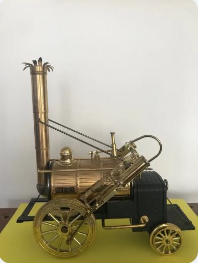 Frumoasa locomotiva Rocket din plastic si bronz. Are radio