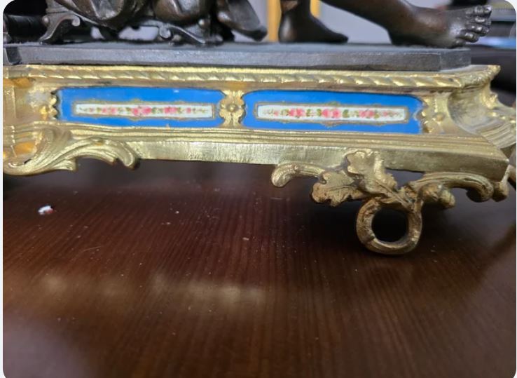 Ceas de semineu cu statuie