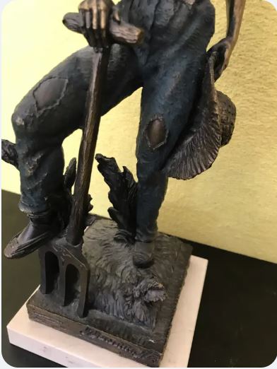 Statuie semnata M. Senserrich, reprezentand un tanar la munca campului