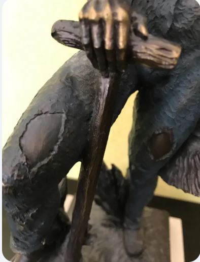 Statuie semnata M. Senserrich, reprezentand un tanar la munca campului