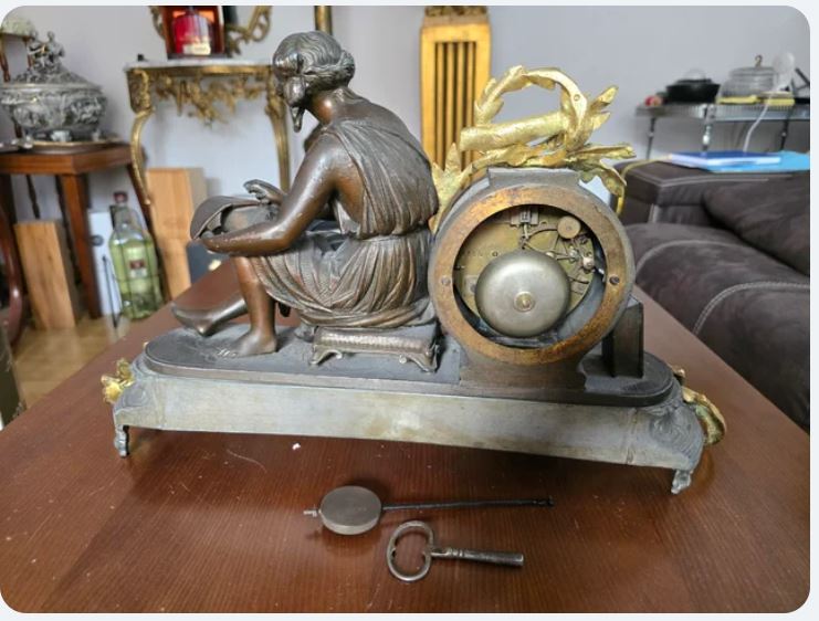 Ceas de semineu cu statuie
