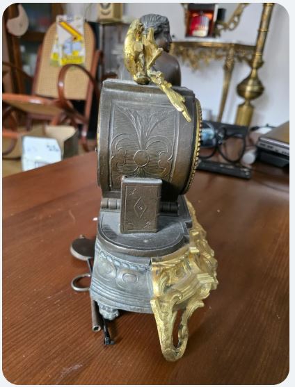 Ceas de semineu cu statuie