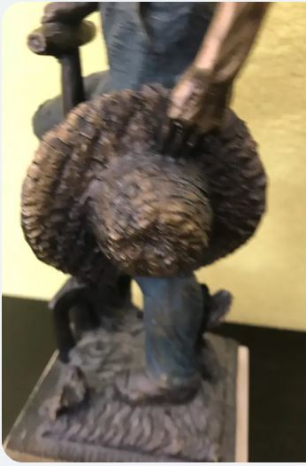 Statuie semnata M. Senserrich, reprezentand un tanar la munca campului