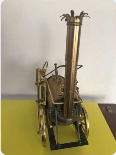Frumoasa locomotiva Rocket din plastic si bronz. Are radio
