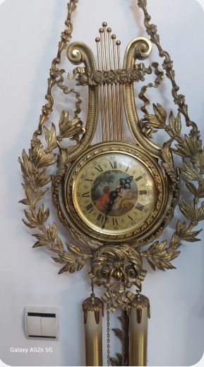 Frumoasa pendula de perete din bronz