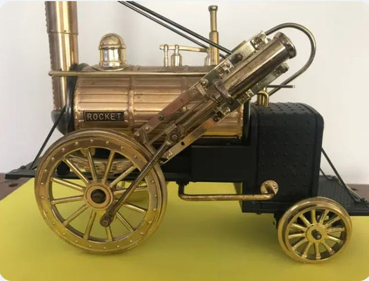 Frumoasa locomotiva Rocket din plastic si bronz. Are radio