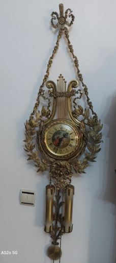 Frumoasa pendula de perete din bronz