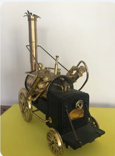 Frumoasa locomotiva Rocket din plastic si bronz. Are radio