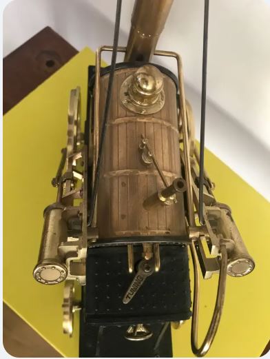 Frumoasa locomotiva Rocket din plastic si bronz. Are radio