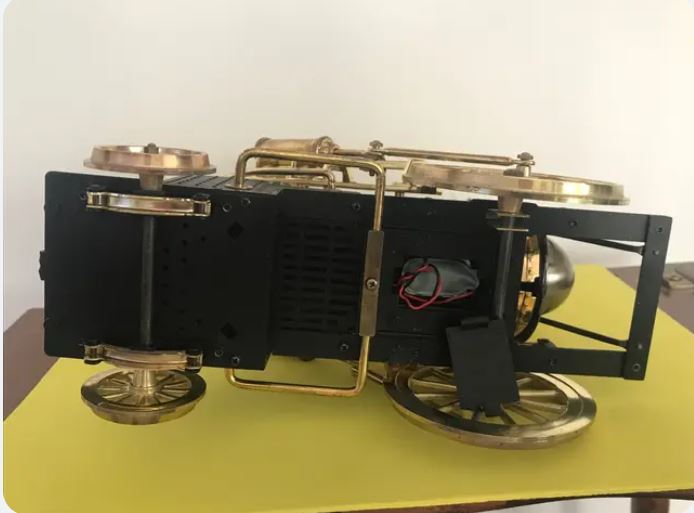 Frumoasa locomotiva Rocket din plastic si bronz. Are radio