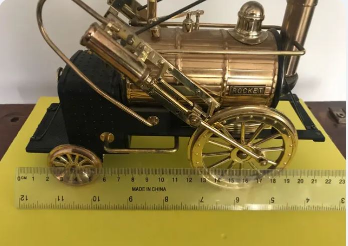 Frumoasa locomotiva Rocket din plastic si bronz. Are radio