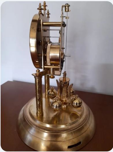 Ceas 400 zile Schatz, cu pendul actionat de fir de torsiune