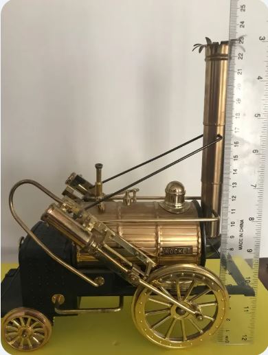 Frumoasa locomotiva Rocket din plastic si bronz. Are radio