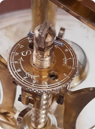Ceas 400 zile Schatz, cu pendul actionat de fir de torsiune