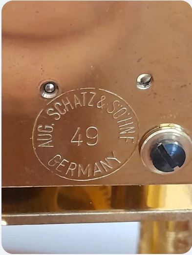 Ceas 400 zile Schatz, cu pendul actionat de fir de torsiune