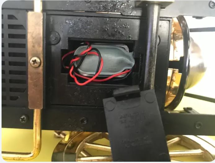 Frumoasa locomotiva Rocket din plastic si bronz. Are radio