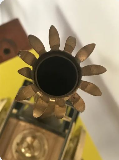 Frumoasa locomotiva Rocket din plastic si bronz. Are radio
